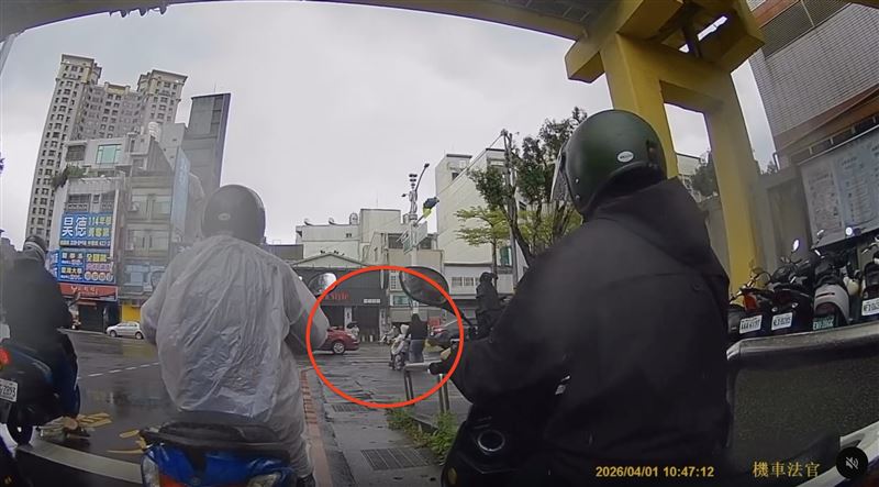 台灣新聞通訊社-就在他面前！桃園女推「輪椅長輩」走斑馬線…被撞到「翹孤輪」畫面曝光