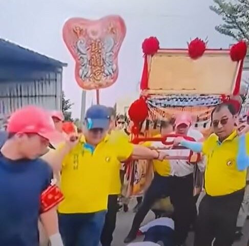台灣新聞通訊社-大甲媽扶轎男「張腿跨信眾」急道歉　命理師揭恐怖後果