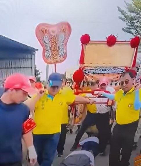 台灣新聞通訊社-大甲媽扶轎男「張腿跨信眾」急道歉　命理師揭恐怖後果