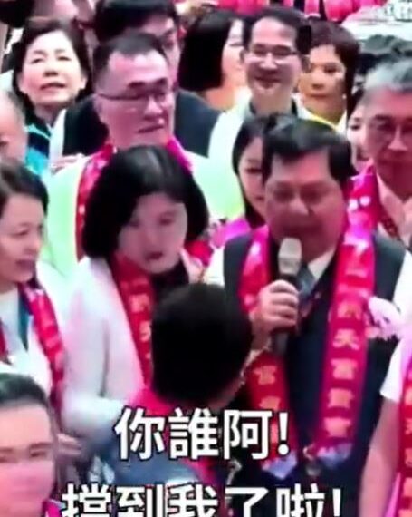 台灣新聞通訊社-張麗善進香又擠C位「要來賓讓位」張嘉郡也加入　廟方氣到戳她2次示警