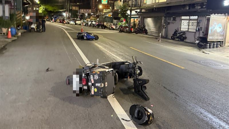 台灣新聞通訊社-18年老車新莊街頭「狂漏機油」釀禍　害2騎士犁田慘摔