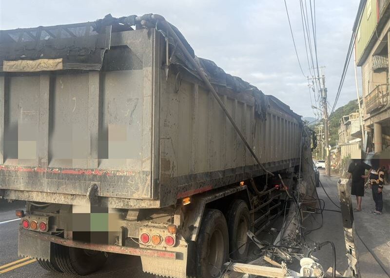 台灣新聞通訊社-驚悚畫面曝光！曳引車閃避逆向違規板車　失控撞斷電桿百戶停電