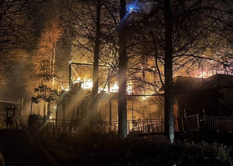 台灣新聞通訊社-彰化宗教聖地「玄門山」陷火海！木造殿宇全面燃燒　信徒震驚不捨