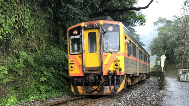 台灣新聞通訊社-快訊／列車碰撞落石！台鐵「三貂嶺=十分間」暫時不通…2車次停駛