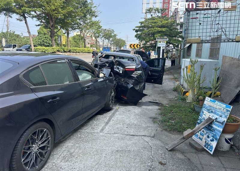 台灣新聞通訊社-驚悚車禍！彰化機車鬼切　轎車噴飛連撞3車慘成夾心餅乾　騎士竟跑了