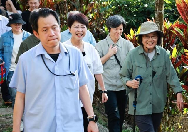 台灣新聞通訊社-蔡英文衝台南爬山！讚陳亭妃1句　下秒點名：黃偉哲人呢？