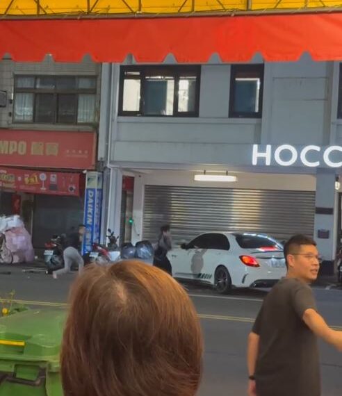 台灣新聞通訊社-台中深夜街頭驚喊：搶劫！2人聯手壓制搶匪…數疊千元鈔散落 初估上百萬