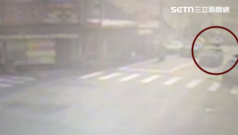 台灣新聞通訊社-離譜！跨雙黃線逆向轉彎鬼切害撞　女騎士倒地翻滾　駕駛竟加速跑了