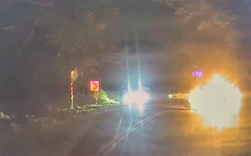 台灣新聞通訊社-虎頭山過彎失控！開「神車」跑山「自撞火燒車」24歲男命危　驚悚畫面曝