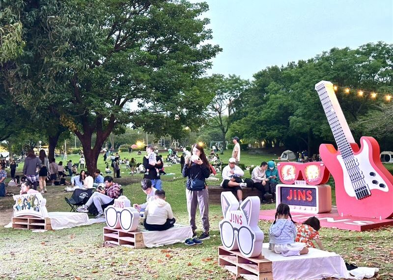 台灣新聞通訊社-毛孩聚集在華山！JINS毛孩音樂市集 週末吸近萬人卡位野餐、滾草皮