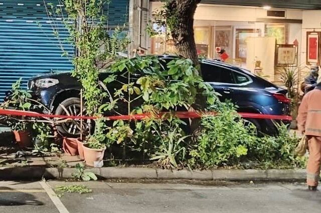 台灣新聞通訊社-快訊／新竹深夜猛撞！BMW休旅車「暴衝撞斷路樹」男駕駛受困無心跳了