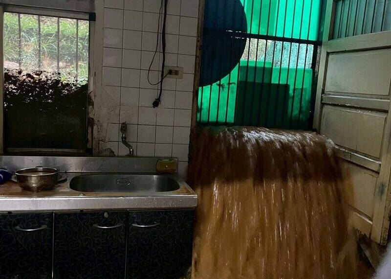 台灣新聞通訊社-廚房變泥瀑！苗栗非法土方場害慘社區　暴雨灌民宅警逮10人