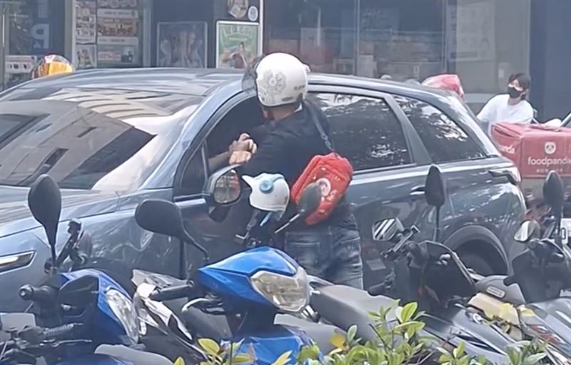 台灣新聞通訊社-一中商圈暴力衝突！23歲騎士伸手進車窗內推打：你給我下來　民眾看傻眼
