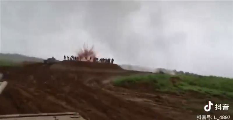 台灣新聞通訊社-解放軍演習驚傳大烏龍！坦克意外砲擊觀測官…土丘上一排高官嚇到急落跑