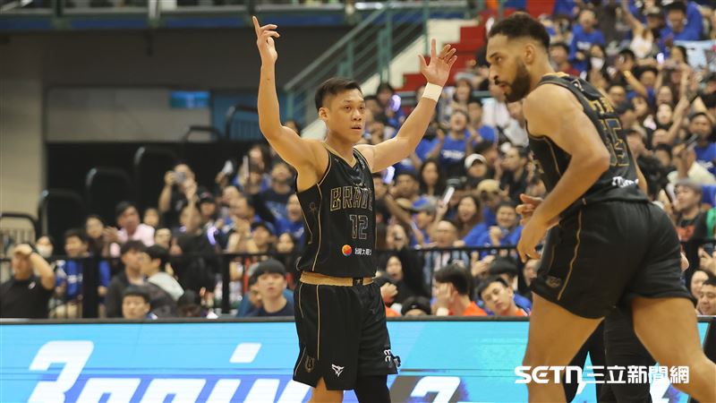 台灣新聞通訊社-PLG／引退賽開場3記三分、連飆11分　林志傑振臂怒吼招牌後撤步點爆全場