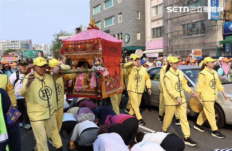 台灣新聞通訊社-白沙屯媽祖「進香神鞋」曝光！轎班人員穿10年了　眾讚：好走、腳不痛