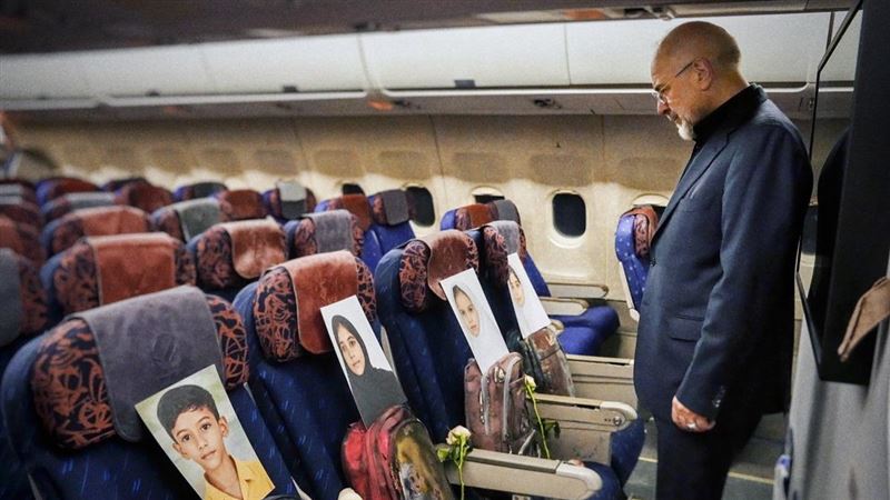 台灣新聞通訊社-「亡靈同伴」隨行！伊朗議長攜165名遇難學生照赴美伊談判