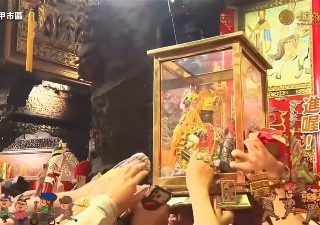 台灣新聞通訊社-大甲媽安座！一堆人拿「信用卡、現金」狂刮神像…專家示警：會破財