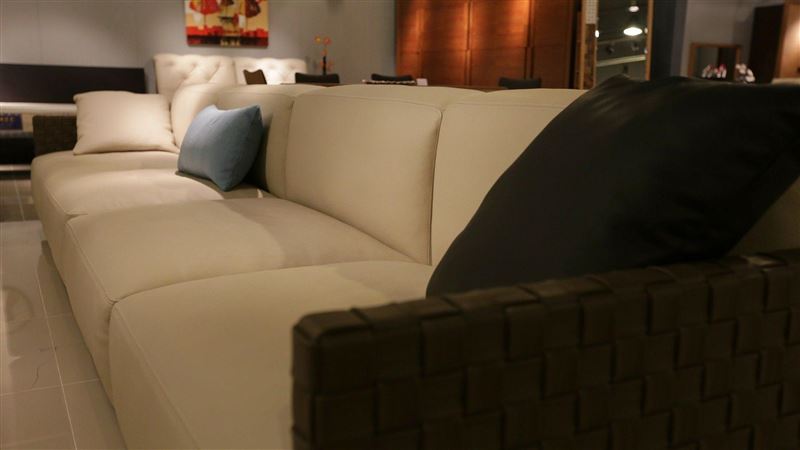 台灣新聞通訊社-讓一家人免費住⋯好心老闆「客廳激戰片」流出！他遭勒索9萬後心死提告