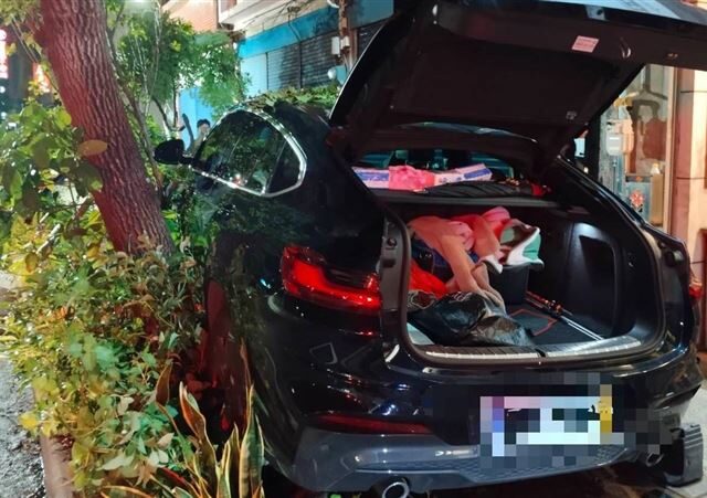 台灣新聞通訊社-新竹恐怖車禍！休旅車偏移爆衝上人行道撞路樹　駕駛OHCA送醫搶救