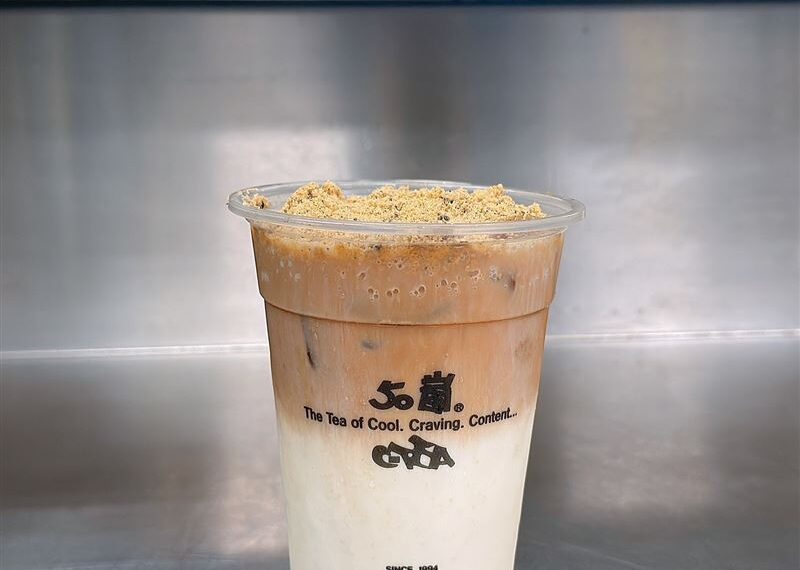 台灣新聞通訊社-全台僅20人！50嵐店員「穿這件圍裙」調飲精準度驚呆眾人：手搖飲精算師