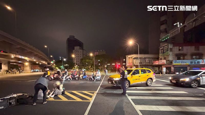 台灣新聞通訊社-2人四肢擦挫傷！騎士路口超車欲左轉　遭迴轉小黃撞飛倒地