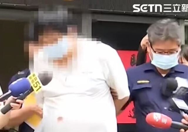 台灣新聞通訊社-跟騷男囂張毆打阿嬤里長！鄰居怒了「全撲上壓制」　警方移送畫面曝光