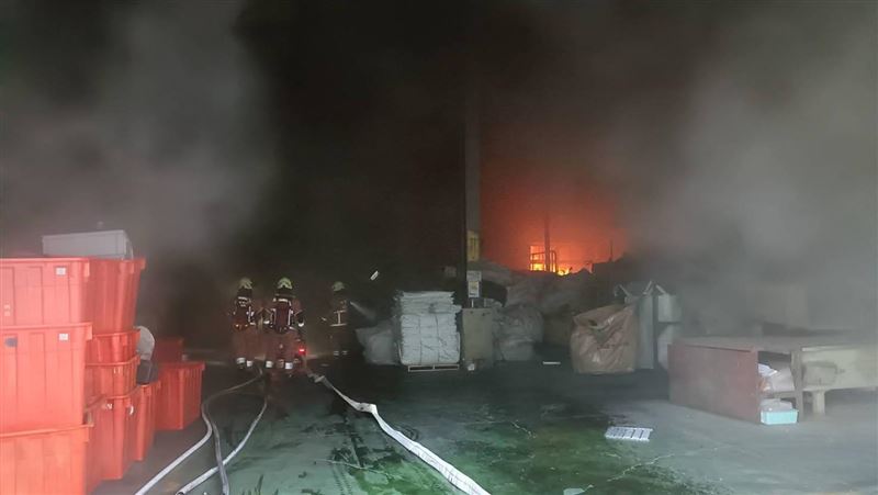 台灣新聞通訊社-新竹香山電子廢料回收廠惡火！竄天濃煙恐含毒、逾300坪廠房陷火海