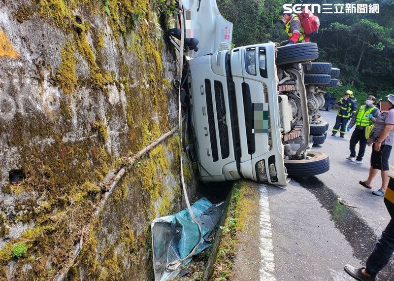 台灣新聞通訊社-台8線翻車意外！預拌混凝土車過彎側翻「車頭剩1半」…駕駛命大生還