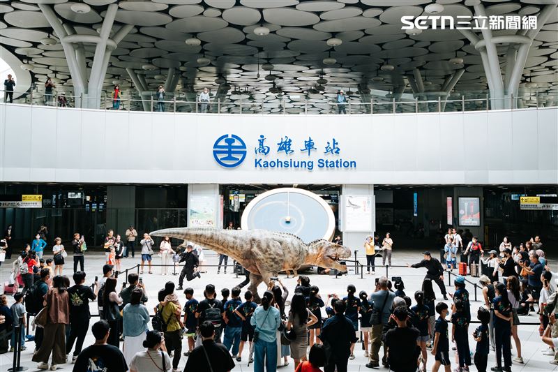 台灣新聞通訊社-高雄變成侏羅紀世界！恐龍快閃突襲車站　路人傻眼驚呼：太逼真了吧