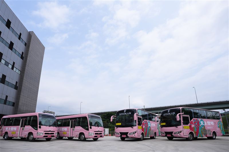 台灣新聞通訊社-白沙屯媽祖進香今晚登場！星宇「粉紅超跑」巴士升級　信眾累了隨時休息