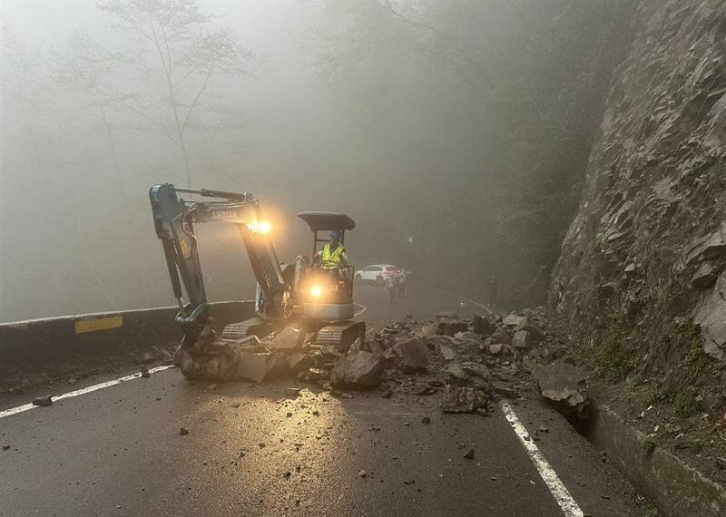 台灣新聞通訊社-快訊／暴雨狂炸！大雪山林道「巨石崩塌」雙向阻斷　警急交管限車流