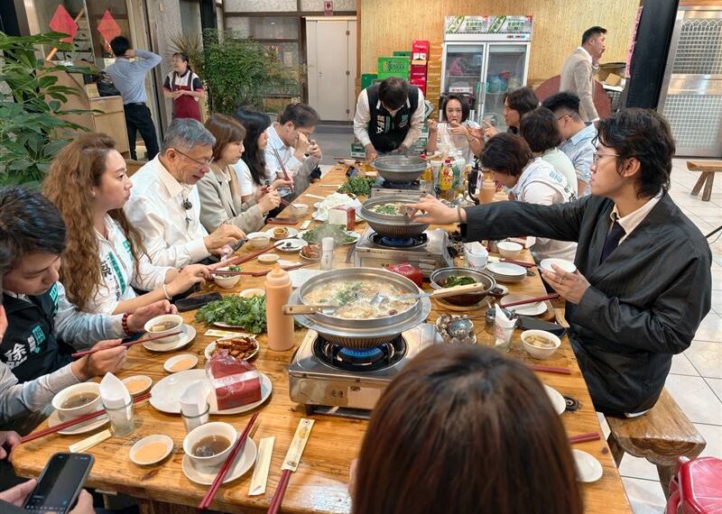 台灣新聞通訊社-民眾黨吃宵夜嗨喊「今天沒人吃素」！全場看傻：真的把霸凌直接公開