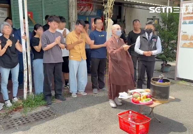 台灣新聞通訊社-女警回家了！男友招魂淚喊：妳永遠是我老婆　哥「允1事」擲17筊才圓滿