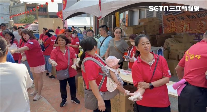 台灣新聞通訊社-兒涉「殺警案」坐牢！資深女星現身白沙屯當媽祖義工：盼香燈腳都吃飽