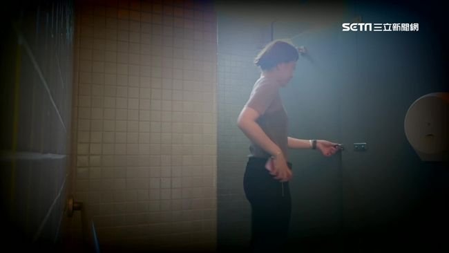 台灣新聞通訊社-超商驚傳偷拍！店員用「破雨傘藏針孔」她上廁所全被看光