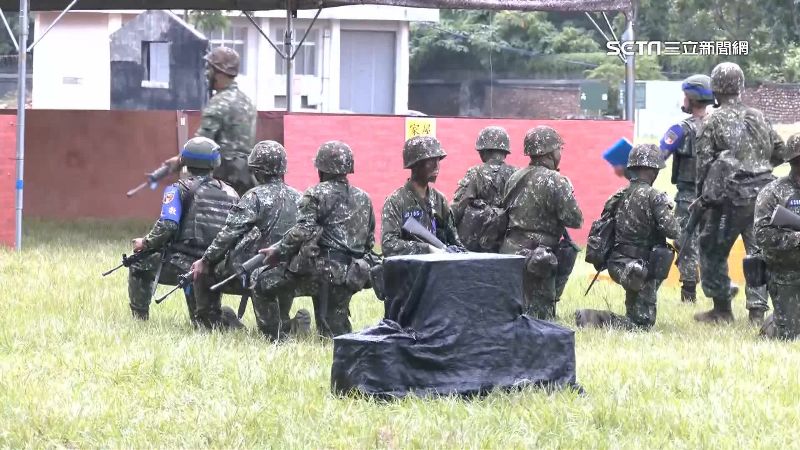 台灣新聞通訊社-上「戰傷救護課」玩手機…考試繼續玩！白目一兵「抗命」下場超悽慘