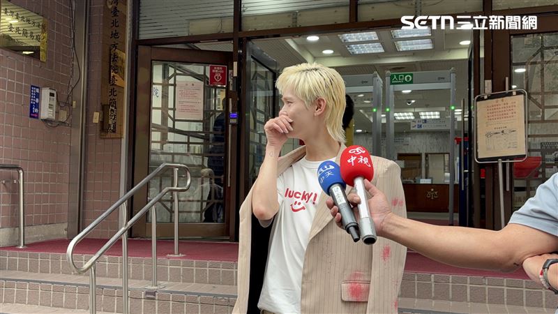 台灣新聞通訊社-被指收紅錢鍾明軒告八炯、閩南狼求償500萬開庭　哽咽遭貼標籤撕不下來