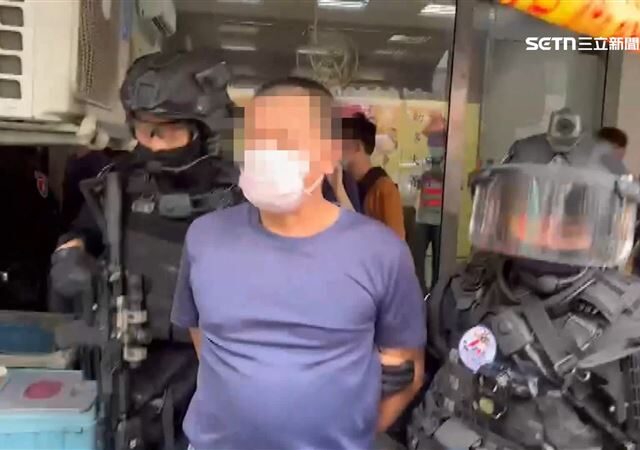 台灣新聞通訊社-行刑式槍殺4人！李鴻淵痛哭下跪道歉…法官：家屬沒來，你可以起來了
