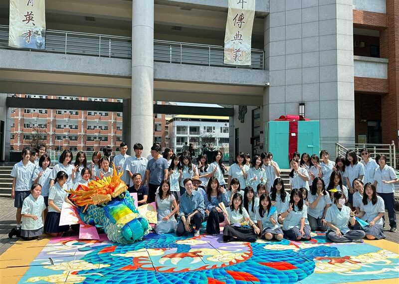 台灣新聞通訊社-台中一中藝術節「巨龍現身」！美術班成立30週年「藝箱天開」超吸睛