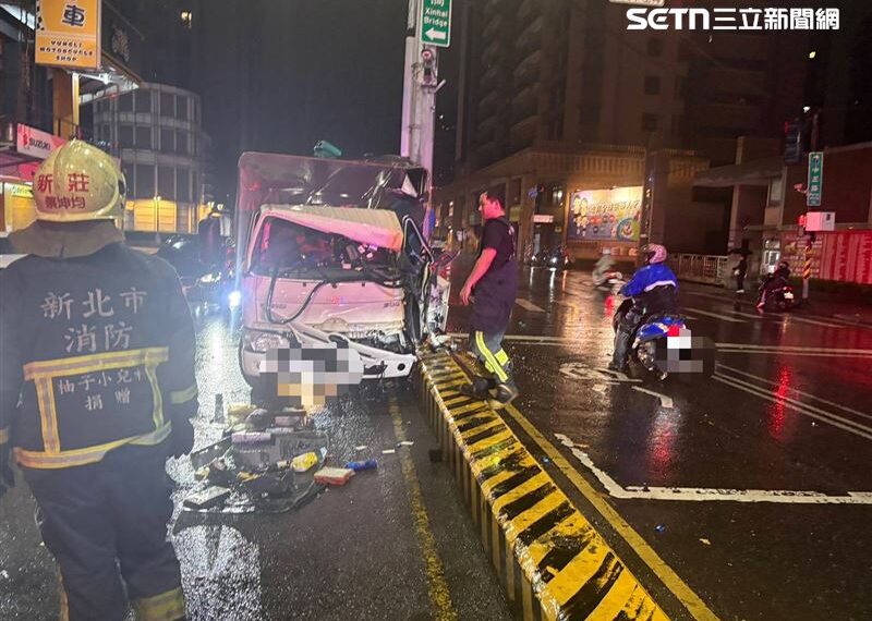 台灣新聞通訊社-現場怵目驚心！貨車司機擦拭眼鏡雨滴　自撞安全島車頭全毀