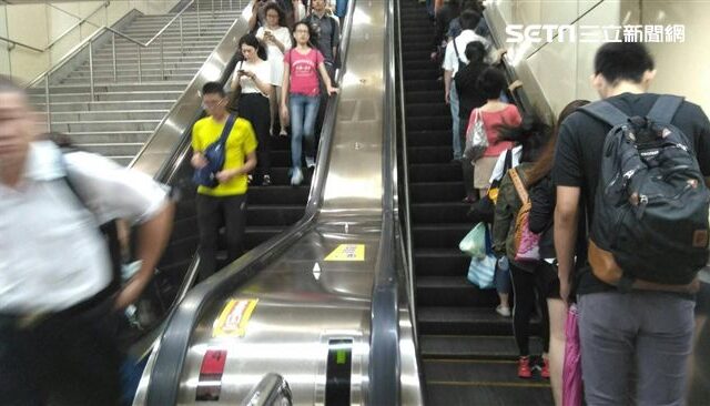 台灣新聞通訊社-眾多台人搭捷運「無視站內標語」　外國人驚：文明第一