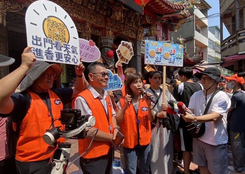 台灣新聞通訊社-氣象女神伍婉華來了!親揭白沙屯媽進香天氣 還送限量「UV變色鑰匙圈」