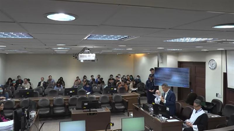 台灣新聞通訊社-律師列10點轟柯文哲腦袋裡就是毛澤東：陳佩琪跪地擦地板，這什麼答辯？