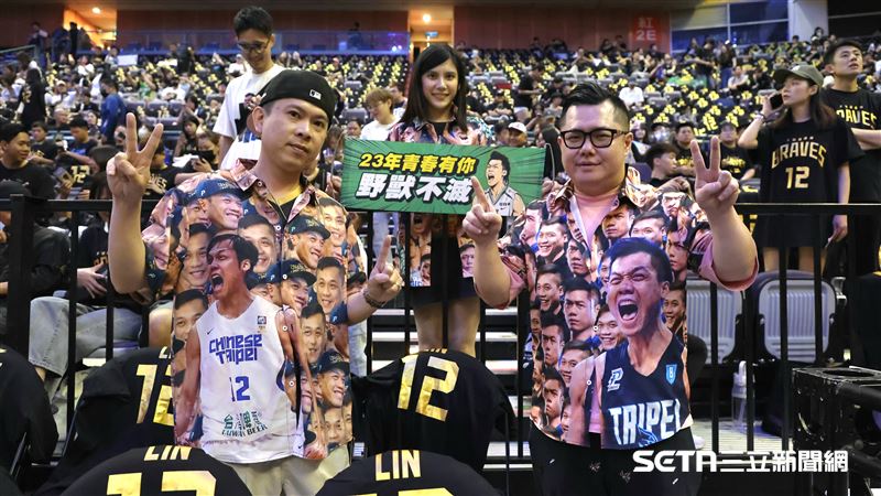 台灣新聞通訊社-獨家/被富邦總經理認證林志傑鐵粉 3球迷身穿特製「野獸裝」致敬引退
