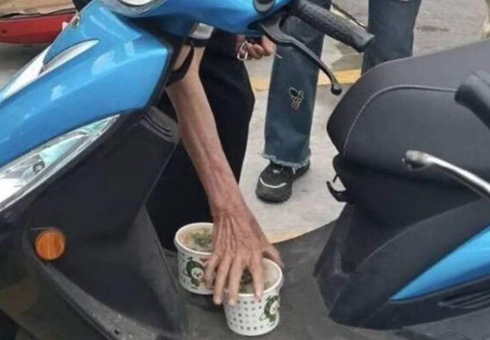 台灣新聞通訊社-塑膠袋荒爆發？她直擊市場現狀…阿公為省1元「雙腳夾2碗麵線糊」騎回家