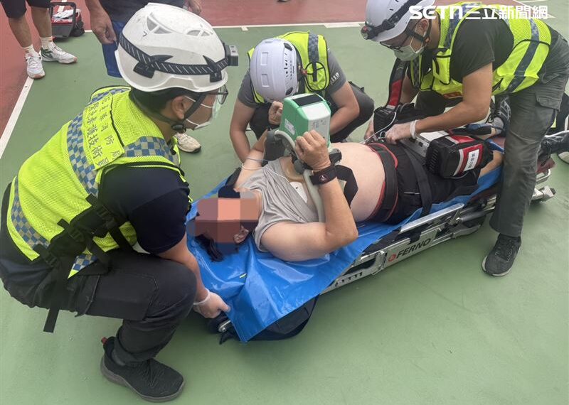 台灣新聞通訊社-彌補十年救不回外婆的痛！警員忍傷狂壓CPR 死神前救回何篤霖大哥