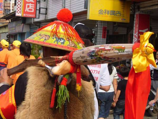 台灣新聞通訊社-農曆三月全台瘋媽祖！遶境不能少了他　「報馬仔」穿著竟藏21深意