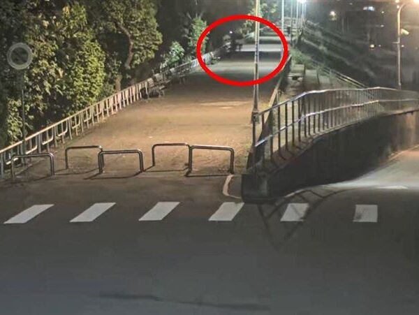 台灣新聞通訊社-新北女「背後一涼」手機秒消失！警方全線圍捕…20分鐘讓歹徒好看