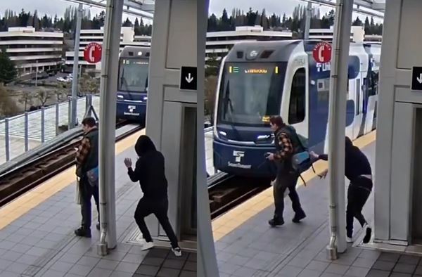 台灣新聞通訊社-低頭族「遭背後猛推」險墜月台遭輾！怪男逃5日遭逮　交保金高達2250萬